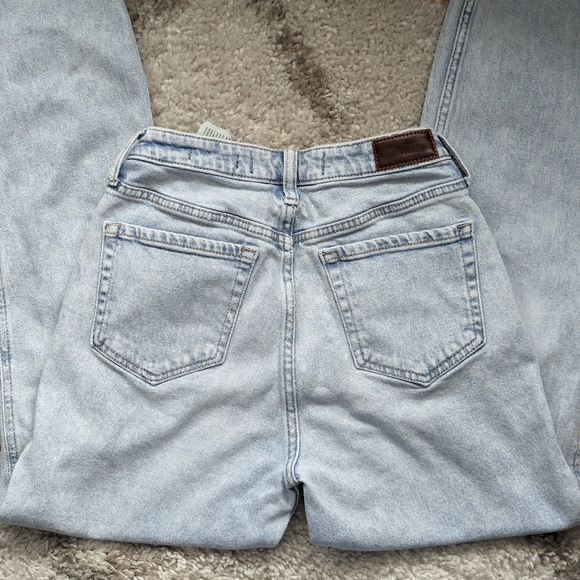 Hollister Ultra High-Rise Mom Jeans - Light Wash - 5R - Picture 6 of 11